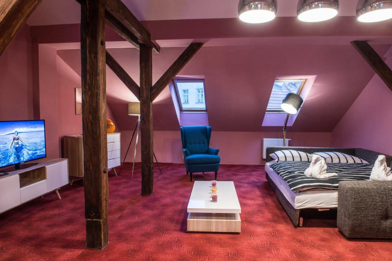 Spacious And Quiet Attic Flat In Centre Prague Exterior photo