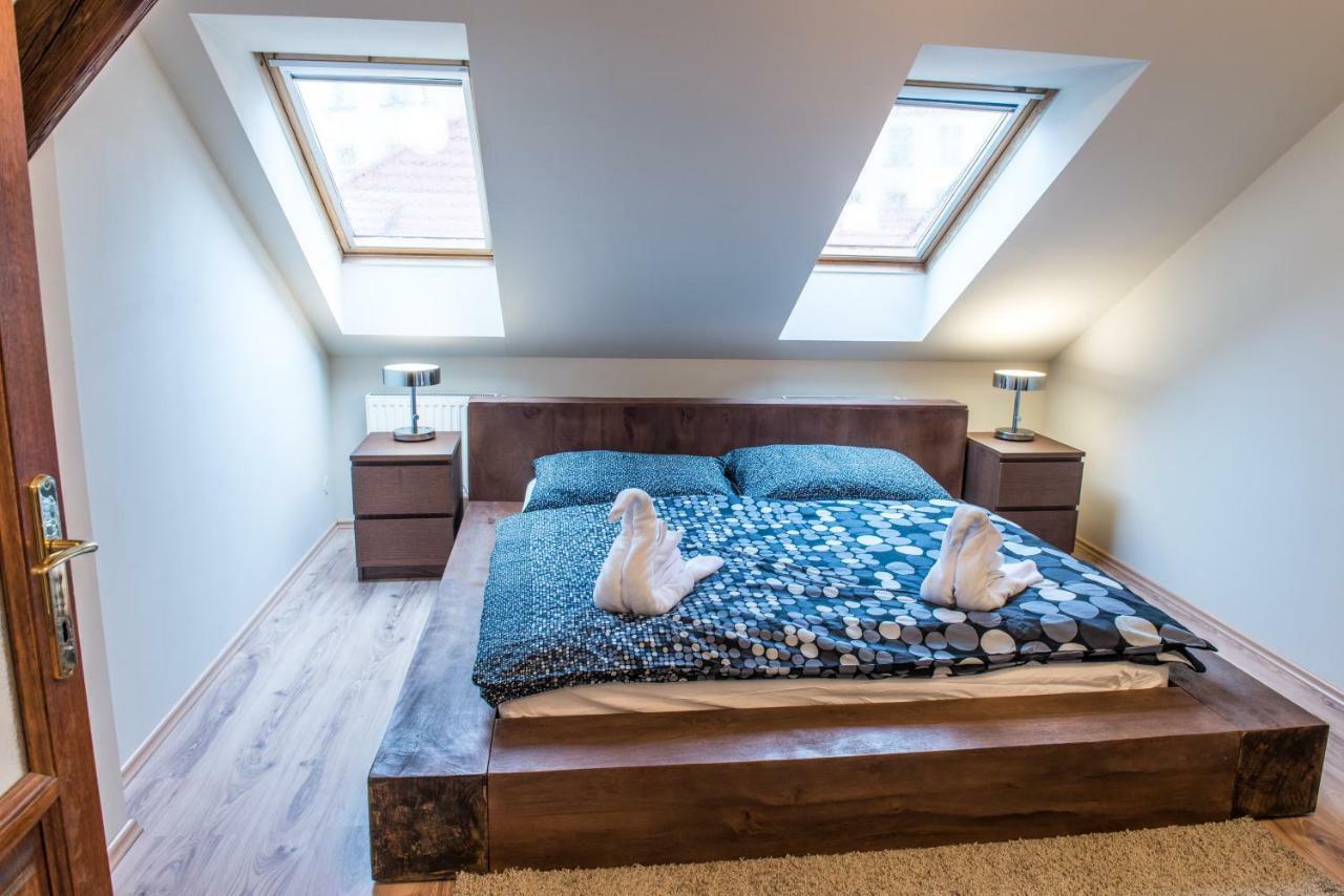 Spacious And Quiet Attic Flat In Centre Prague Exterior photo